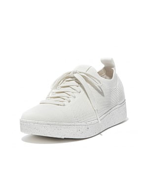 Het merk FitFlop staat bekend om zijn tijdloze uitstraling. Neem bijvoorbeeld dit item uit de nieuwe collectie van FitFlop. Geschikt voor elke gelegenheid en nu beschikbaar bij V&D!
Je nieuwe zomergarderobehelden. Onze bestseller Rally sneakers zijn herwerkt in een zacht, licht, ademend technisch breisel - nu in een recht-op-trek-uitvoering (gebruik van veters optioneel). Deze sneakers zijn fris en luchtig, terwijl ze de tijdloze 'tennisschoenvorm' behouden die bij alles past, van zwierige jurkjes tot strakke kleermakerskleding. Op onze ultralichte, flexibele Anatomicush tussenzolen die de hele dag demping bieden. Uw go-tos op drukke dagen wanneer comfort niet onderhandelbaar is.