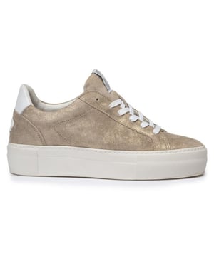 Dit mooie artikel van Floris van Bommel koop je op To Be Dressed nu met hoge korting!
Welkom bij onze webshop, waar we je introduceren aan de Floris van Bommel Vinni 05.44 Gold SFW-10059-91-03 dames sneakers. Deze opvallende sneakers combineren een levendige stijl met hoogwaardige materialen en vakmanschap, waardoor ze een must-have zijn voor elke moderne vrouw.Deze Floris van Bommel dames sneakers in de kleur Multi zijn vervaardigd met een buitenkant van kwalitatief leer, wat niet alleen duurzaamheid garandeert maar ook een luxe uitstraling geeft. Het binnenmateriaal is ook van leer, wat zorgt voor een zacht en ademend gevoel. De rubberen zool biedt uitstekende grip en comfort, ideaal voor dagelijks gebruik.Het uitneembare voetbed geeft je de mogelijkheid om het comfort aan te passen naar jouw voorkeur. Met een platte hak van 1-2 cm bieden deze sneakers de perfecte balans tussen stijl en gemak. De G (normaal) wijdte maakt ze geschikt voor dames met een normale voetbreedte, en de vetersluiting zorgt voor een verstelbare pasvorm en een tijdloze uitstraling.Het