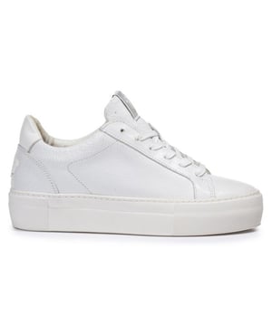 ✓ Wannahave uit de laatste collectie van Floris van Bommel  ✓ Gegarandeerde blikvanger  ✓ Betaal achteraf
Welkom bij onze webshop, waar we met enthousiasme de Floris van Bommel Vinni 05.41 White SFW-100059-60-07 dames sneakers presenteren. Deze sneakers combineren een verfijnde stijl met ultiem draagcomfort, perfect afgestemd op de hedendaagse vrouw.De Wit Craquelé kleur geeft deze sneakers een unieke uitstraling. Het gebruik van hoogwaardig leer voor zowel de buiten- als de binnenkant garandeert niet alleen duurzaamheid, maar ook een tijdloze elegantie. De leren binnenvoering biedt comfort en ademend vermogen, waardoor deze sneakers geschikt zijn voor dagelijks gebruik.Met een platte hakhoogte van 1-2 cm biedt de Vinni 05.41 White de perfecte combinatie van stijl en gemak. De G (normaal) wijdte maakt deze sneakers geschikt voor dames met een normale voetbreedte. De vetersluiting zorgt niet alleen voor een verstelbare pasvorm, maar voegt ook een klassiek element toe aan het ontwerp.Het serienummer Vinni 05.41  bevestigt de authenticiteit van deze Floris van Bommel sneakers, die