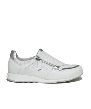 
Welkom bij onze webshop, waar we met trots de Gabor Comfort 46.408.51 dames sneakers presenteren. Deze modieuze instap sneakers zijn ontworpen voor de moderne vrouw die streeft naar stijlvolle schoenen met een perfecte balans tussen comfort en trend.De kleur wit/zilver van deze sneakers geeft een frisse en tijdloze uitstraling, waardoor ze moeiteloos te combineren zijn met diverse outfits. De buitenkant is vervaardigd van hoogwaardig leer, wat niet alleen duurzaamheid garandeert maar ook een klassieke uitstraling geeft. Het gebruik van een leer combinatie voor de binnenkant biedt comfort en ademend vermogen, waardoor deze sneakers geschikt zijn voor dagelijks gebruik.De Sport Zool biedt optimale ondersteuning en flexibiliteit bij elke stap, terwijl het OPTIFIT uitneembaar voetbed zorgt voor aanpasbaar comfort dat voldoet aan individuele behoeften. Met een platte hakhoogte van 1-2 cm combineert de Gabor Comfort 46.408.51 stijl en gemak moeiteloos.De G (normaal) BEST fitting wijdte maakt