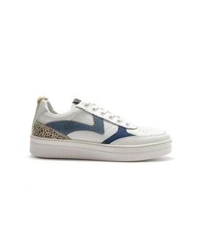 
De Mave leather B7Z b7z van Maruti is een echte blikvanger. De Mave leather B7Z b7z is uitgevoerd in de kleur white blue. Bekijk ook onze overige collectie van Maruti op onze webshop!