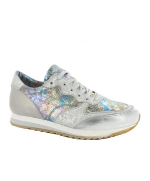 Dit artikel van Mjus scoor je nu in de uitverkoop op V&D in onze online Mjus outlet!
Sportieve leren runner sneakers van Mjus op een stevige rubberen zool. In verschillende varianten verkrijgbaar!