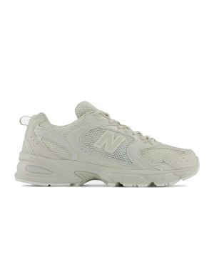 
New Balance 530 Sneakers Beige

 De New Balance 530 sneakers, gehuld in tijdloos wit, zijn een eerbetoon aan het erfgoed van New Balance en een moderne interpretatie van de klassieke hardloopschoenen van het merk. Deze sneakers zijn ontworpen met aandacht voor zowel stijl als prestaties, waardoor ze geschikt zijn voor zowel sportieve activiteiten als alledaags gebruik. Een van de kenmerken die deze schoenen zo geliefd maakt, is de uitstekende demping die ze bieden. Of je nu een snelle sprint trekt of een ontspannen wandeling maakt, de New Balance 530 sneakers zorgen voor comfort en ondersteuning bij elke stap.

 New Balance 530 Beige Lage Schoenen

 Het bovenwerk van deze sneakers is gemaakt van ademend mesh, wat niet alleen zorgt voor ventilatie, maar ook bijdraagt aan de moderne uitstraling van de schoenen. Dit maakt ze ideaal voor lange dagen op de been. Met de New Balance 530 sneakers combineer je moeiteloos comfort en stijl, en ben je