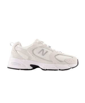 
New Balance 530 Sneakers SR kopen

 Stap in stijl en comfort met de New Balance 530 Sneakers SR. Deze sneakers zijn perfect voor zowel casual als sportieve gelegenheden. Gemaakt van een combinatie van hoogwaardig mesh en suede, bieden ze uitstekende ademend vermogen en duurzaamheid. De beige kleur geeft een frisse en veelzijdige uitstraling die makkelijk te combineren is met verschillende outfits, of je nu gaat voor een sportieve look of een casual outfit.

 Waarom zijn sneakers zo belangrijk voor je outfit?

 Sneakers zijn niet alleen een mode-item; ze zijn essentieel voor je comfort en ondersteuning tijdens dagelijkse activiteiten. De New Balance 530 is ontworpen met het oog op het welzijn van je voeten. Veel mensen vragen zich af of ze wel de juiste sneakers kiezen voor hun activiteiten. Deze sneakers zijn niet alleen stijlvol, maar ook een geweldige keuze voor iedereen die lange dagen op hun voeten doorbrengt. De gelukkige combinatie van