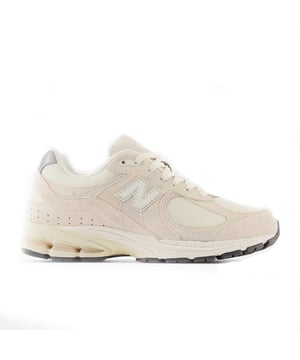 
New Balance M2002RCC Sneakers

 Stap in de toekomst van stijl en prestaties met de New Balance M2002RCC sneakers. Deze schoenen belichamen het innovatieve design en de geavanceerde technologie waar New Balance bekend om staat, en tillen je streetwear-game naar een hoger niveau. Het bovenwerk van ademend mesh, gecombineerd met overlays van premium suède, biedt niet alleen een opvallende esthetiek maar ook duurzaamheid en ventilatie. Of je nu door de stad loopt of je in het zweet werkt in de sportschool, deze sneakers houden je comfortabel en stijlvol. De REVlite-tussenzool van New Balance biedt responsieve demping zonder extra gewicht, waardoor elke stap moeiteloos en energiek aanvoelt.

 New Balance M2002RCC Unisex Beige Lage Schoenen

 De rubberen buitenzool zorgt voor optimale grip en tractie, waardoor je zelfverzekerd beweegt, of je nu snelheid maakt op het veld of gewoon de straten verkent. Met zijn gestroomlijnde en futuristische design is