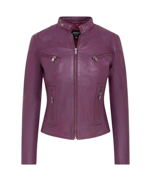 La elegancia se une a la simplicidad en esta atemporal chaqueta de motociclista. Con un enfoque en el diseño clásico y acentos sutiles, realza tu estilo sin esfuerzo. Esto es lo que distingue a esta chaqueta: Chic sin esfuerzo: La simplicidad de esta chaqueta es su punto fuerte, ofreciendo el estilo clásico de una chaqueta de motociclista sin complejidad innecesaria. Canesú superior plisado: El diseño plisado en el canesú superior añade un toque de sofisticación e interés visual, a la vez que mantiene la elegancia general de la chaqueta. Amplio almacenamiento: Cuatro bolsillos con cremallera y pestaña en la parte delantera proporcionan un almacenamiento práctico y de fácil acceso: dos en la cintura y dos en el pecho. Cuello alto con cierre de tachuelas: El cuello alto con cierre de tachuelas añade un toque refinado al diseño de la chaqueta. Opciones de color versátiles: Disponible en una amplia gama de colores, puedes elegir el que se adapte a tu estilo único. Confeccionada con 100% piel de napa ultra suave de primera calidad y con un corte entallado con un largo más corto, esta chaqueta ofrece tanto lujo como comodidad. El cierre de cremallera YKK con pestaña garantiza durabilidad, convirtiendo a esta chaqueta en una adición elegante y práctica a tu armario.