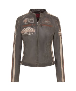 Mit unserem Premium-Nappaleder und unseren gestickten Vintage-Abzeichen ausgestattet, haben Rennsport-Fans hier genau das Richtige für Sie. Der klassische Biker-Stil wird durch die beiden kontrastierenden Rennstreifen an den Ärmeln und die durchdachte Platzierung der Rennsport-Abzeichen aufgewertet, die dieses Stück zu einer Ikone machen. Die Jacke bleibt ihren Biker-Wurzeln treu und hat einen klassischen kurzen Tab-Kragen und zwei Reißverschlusstaschen auf der Brust für einen traditionellen Look. Für zusätzlichen Stauraum sorgen zwei Eingrifftaschen an der Taille, die dafür sorgen, dass diese Jacke ebenso praktisch wie stylisch ist. 100 % hochwertiges, ultraweiches Nappaleder. Vier Außentaschen, Rennsport-Streifen an jedem Ärmel der Jacke, Durchgehender YKK-Reißverschluss vorne, Gestickte Rennsport-Abzeichen auf der Vorderseite und den Ärmeln der Jacke