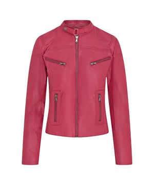 La elegancia se une a la simplicidad en esta atemporal chaqueta de motociclista. Con un enfoque en el diseño clásico y acentos sutiles, realza tu estilo sin esfuerzo. Esto es lo que distingue a esta chaqueta: Chic sin esfuerzo: La simplicidad de esta chaqueta es su punto fuerte, ofreciendo el estilo clásico de una chaqueta de motociclista sin complejidad innecesaria. Canesú superior plisado: El diseño plisado en el canesú superior añade un toque de sofisticación e interés visual, a la vez que mantiene la elegancia general de la chaqueta. Amplio almacenamiento: Cuatro bolsillos con cremallera y pestaña en la parte delantera proporcionan un almacenamiento práctico y de fácil acceso: dos en la cintura y dos en el pecho. Cuello alto con cierre de tachuelas: El cuello alto con cierre de tachuelas añade un toque refinado al diseño de la chaqueta. Opciones de color versátiles: Disponible en una amplia gama de colores, puedes elegir el que se adapte a tu estilo único. Confeccionada con 100% piel de napa ultra suave de primera calidad y con un corte entallado con un largo más corto, esta chaqueta ofrece tanto lujo como comodidad. El cierre de cremallera YKK con pestaña garantiza durabilidad, convirtiendo a esta chaqueta en una adición elegante y práctica a tu armario.