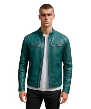 Dit heren bikerjack is gemaakt van hoogwaardig lamsleer en heeft een slim fit silhouet met een klassieke bikerstijl. Het jack is ontworpen met een ademende katoenen voering, vier buitenzakken en twee binnencompartimenten en combineert duurzaamheid, comfort en tijdloze urban fashion. Belangrijkste kenmerken: Hoogwaardige lamsleren constructie Klassiek slim fit bikerontwerp Ademende katoenen voering voor comfort Vier functionele buitenzakken Twee veilige binnencompartimenten Stevige ritssluiting aan de voorkant Getailleerde pasvorm voor een stijlvolle look Duurzaam en veelzijdig voor dagelijks gebruik Stijlvolle urban biker-esthetiek