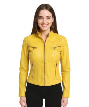 Elegante y sencilla, esta chaqueta ofrece toda la elegancia de una chaqueta de motociclista, manteniendo un estilo clásico y sin complicaciones. Los detalles de diseño adicionales, como el diseño plisado en el canesú superior, realzan la prenda sin perder su estilo desenfadado. Para un almacenamiento fácil, cuenta con cuatro bolsillos con cremallera y solapa en la parte delantera, dos en la cintura y dos más en el pecho. Un cuello corto con hebilla y solapa completa la chaqueta, disponible en una amplia gama de colores para que todos encuentren su estilo único. 100 % piel napa ultrasuave de primera calidad. Corte entallado y más corto, con cuello alto con cierre de tachuelas. Cuenta con cuatro bolsillos exteriores con cremallera y cierre de cremallera YKK con solapa. Diseño plisado y paneles en el canesú superior.
