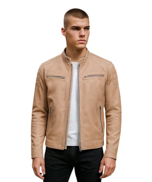 Dit heren bikerjack is gemaakt van hoogwaardig lamsleer en heeft een slim fit silhouet met een klassieke bikerstijl. Het jack is ontworpen met een ademende katoenen voering, vier buitenzakken en twee binnencompartimenten en combineert duurzaamheid, comfort en tijdloze urban fashion. Belangrijkste kenmerken: Hoogwaardige lamsleren constructie Klassiek slim fit bikerontwerp Ademende katoenen voering voor comfort Vier functionele buitenzakken Twee veilige binnencompartimenten Stevige ritssluiting aan de voorkant Getailleerde pasvorm voor een stijlvolle look Duurzaam en veelzijdig voor dagelijks gebruik Stijlvolle urban biker-esthetiek