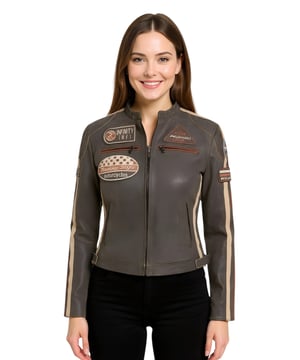 Sumérgete en la adrenalina con nuestra exquisita chaqueta motera para mujer, confeccionada en napa de primera calidad, diseñada para las aficionadas a las carreras que buscan estilo y funcionalidad. Esta icónica prenda fusiona la estética clásica de las motos con toques contemporáneos, garantizando un look atemporal y vanguardista. Napa de primera calidad: Confeccionada 100 % con napa ultrasuave, que irradia lujo y durabilidad. Bolsillos exteriores: Cuatro bolsillos exteriores para un almacenamiento práctico y una mayor funcionalidad. Rayas de competición en contraste: Dos rayas de competición en contraste en las mangas para un aspecto deportivo. Insignias de competición distintivas: Insignias de competición vintage bordadas en la parte delantera y las mangas, que acentúan su estilo inspirado en las carreras. Raíces moteras tradicionales: El clásico cuello corto con solapa y dos bolsillos con cremallera en el pecho mantienen el look motero tradicional. Esta chaqueta fusiona elementos moteros atemporales con toques modernos como rayas e insignias de competición, realzando su carácter icónico. Completa con una cremallera YKK completa y bolsillos laterales en la cintura, garantiza practicidad sin renunciar al estilo para las apasionadas de las carreras.