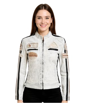 Geniet van de adrenalinekick met ons prachtige dames bikerjack, gemaakt van premium nappaleer, speciaal ontworpen voor raceliefhebbers die op zoek zijn naar zowel stijl als functionaliteit. Dit iconische item combineert klassieke biker-esthetiek met eigentijdse accenten, voor een tijdloze en gedurfde look. Premium nappaleer: Gemaakt van 100% ultrazacht nappaleer, dat luxe en duurzaamheid uitstraalt. Buitenzakken: Vier buitenzakken voor handige opbergruimte, voor extra functionaliteit. Contrasterende racestrepen: Twee contrasterende racestrepen op de mouwen voor een sportieve uitstraling. Opvallende racebadges: Geborduurde vintage racebadges op de voorkant en mouwen, die de door racen geïnspireerde stijl accentueren. Traditionele bikerroots: Klassieke korte kraag met lipje en twee borstzakken met rits behouden de traditionele bikerlook. Dit jack combineert tijdloze biker-elementen met moderne accenten zoals racestrepen en -badges, wat de iconische status versterkt. Compleet met een YKK-rits over de volledige lengte en handzakken in de taille, garandeert het praktische gebruik zonder in te leveren op stijl voor gepassioneerde raceliefhebbers.