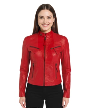 Elegante y sencilla, esta chaqueta ofrece toda la elegancia de una chaqueta de motociclista, manteniendo un estilo clásico y sin complicaciones. Los detalles de diseño adicionales, como el diseño plisado en el canesú superior, realzan la prenda sin perder su estilo desenfadado. Para un almacenamiento fácil, cuenta con cuatro bolsillos con cremallera y solapa en la parte delantera, dos en la cintura y dos más en el pecho. Un cuello corto con hebilla y solapa completa la chaqueta, disponible en una amplia gama de colores para que todos encuentren su estilo único. 100 % piel napa ultrasuave de primera calidad. Corte entallado y más corto, con cuello alto con cierre de tachuelas. Cuenta con cuatro bolsillos exteriores con cremallera y cierre de cremallera YKK con solapa. Diseño plisado y paneles en el canesú superior.