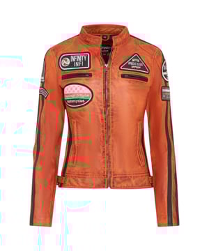 Afgewerkt in ons premium nappaleer en voorzien van onze geborduurde vintage badges, hoeven raceliefhebbers niet verder te zoeken. De klassieke bikerstijl is naar een hoger niveau getild met de toevoeging van twee contrasterende racestrepen op de mouwen en een doordachte plaatsing van racebadges, wat dit iconische item compleet maakt. Het jack blijft trouw aan zijn bikerroots met een klassieke korte kraag en twee ritszakken op de borst voor een traditionele look. Voor extra opbergruimte vindt u twee handzakken in de taille, zodat dit jack even praktisch als stijlvol is. 100% premium ultrazacht nappaleer. Vier buitenzakken, racestrepen op elke mouw, YKK-rits over de volledige lengte aan de voorkant, geborduurde racebadges op de voorkant en mouwen.