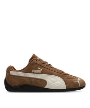 
<p>De Speedcat OG van PUMA is terug – en krachtiger dan ooit. Deze unisex sneakers combineren de geest van de racecultuur met iconische streetstyle. Oorspronkelijk ontworpen als slanke raceschoen om topsporters milliseconden voordeel te geven, groeide de Speedcat uit tot een wereldwijd streetwear-icoon. Vandaag is het de perfecte mix van performance en stijlbewuste flair.</p>
<p>Uitgevoerd in bruin suède, heeft deze sneaker een normale pasvorm en een elegante afgeronde neus. Het bovenwerk van leer wordt stijlvol geaccentueerd door de klassieke suède PUMA Formstrip aan de zijkant. Een subtiel, maar krachtig detail is de geborduurde PUMA Cat op de teen, dat het motorsport-DNA van de schoen benadrukt.</p>
<p>De Speedcat OG past moeiteloos bij casual én sportieve outfits en spreekt tot een nieuwe generatie trendsetters die authenticiteit en karakter waarderen. Deze unisex schoenen zijn niet zomaar sneakers – ze zijn een statement, een klassieker die voortdurend opnieuw uitgevonden wordt.</
