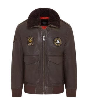 Dit bomber pilotenjack is gemaakt van echt lamsleer en heeft een afneembare kraag, een duurzame polyester voering en een normale pasvorm. Met een rits- en knoopsluiting en zes zakken combineert het een klassieke stijl met veelzijdige functionaliteit voor een moderne look. Belangrijkste kenmerken: 100% echt lamsleer Klassieke bomber pilotenjack Afneembare/afneembare kraag voor veelzijdige looks Normale pasvorm voor comfortabel dragen Duurzame polyester voering Dubbele rits- en knoopsluiting Vier buitenzakken Twee veilige binnenzakken Smart casual design voor alle gelegenheden Premium vakmanschap voor duurzame kwaliteit