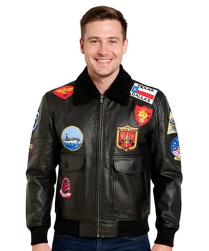 Dit vintage pilotenjack, voor het eerst geïntroduceerd in 1985, werd beroemd in Top Gun. Het is gemaakt van eersteklas rundleer met een comfortabele polyester voering en heeft authentieke details, waaronder een afneembare schapenvachtkraag. Met klassieke patches, een duurzaam ontwerp en veelzijdige opbergmogelijkheden is het een echt door de luchtvaart geïnspireerd stijlstatement. Belangrijkste kenmerken: Premium, echt rundleer, Zachte en duurzame polyester voering voor langdurig comfort Kraag in overhemdstijl van echte schapenvacht, volledig afneembaar Inclusief alle 17 patches en USN Anchor-pin Speciale vintage behandeling voor een authentieke, ingedragen patina Keuze uit opvallende originele of strakke, ingetogen badges Vier buitenzakken en twee veilige binnenzakken Iconisch bomberjack, geïnspireerd op de film Top Gun