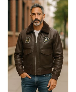 Dit bomber pilotenjack is gemaakt van echt lamsleer en heeft een afneembare kraag, een duurzame polyester voering en een normale pasvorm. Met een rits- en knoopsluiting en zes zakken combineert het een klassieke stijl met veelzijdige functionaliteit voor een moderne look. Belangrijkste kenmerken: 100% echt lamsleer Klassieke bomber pilotenjack Afneembare/afneembare kraag voor veelzijdige looks Normale pasvorm voor comfortabel dragen Duurzame polyester voering Dubbele rits- en knoopsluiting Vier buitenzakken Twee veilige binnenzakken Smart casual design voor alle gelegenheden Premium vakmanschap voor duurzame kwaliteit