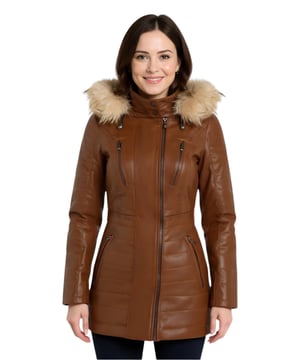 Mejora tu guardarropa invernal con nuestra parka de cuero para mujer de corte entallado, la opción perfecta para mantenerte abrigada y con estilo en climas fríos. Confeccionada con 100 % cuero napa ultrasuave de primera calidad, esta chaqueta ofrece una sensación lujosa y cómoda. Esto es lo que la distingue: Capucha desmontable con forro de piel: La chaqueta cuenta con una capucha desmontable con forro de piel, que proporciona calidez y un aspecto exuberante que añade un toque de sofisticación a tu atuendo invernal. Bolsillos funcionales con cremallera: Cuatro bolsillos con cremallera en la parte delantera de la chaqueta, con pestaña para una fácil apertura, ofrecen un almacenamiento seguro y práctico para tus objetos esenciales. Lujosos detalles acolchados: Los detalles acolchados en las mangas y la cintura añaden un toque de lujo y textura al diseño de la chaqueta, realzando su atractivo visual. Cuello alto: El cuello alto, abrochado con botones a presión, no solo te mantiene abrigada, sino que también añade un elemento chic y elegante al look general. Puños con cremallera: Los puños con cremallera proporcionan mayor ajuste y estilo, lo que te permite personalizar el largo de las mangas según tus preferencias. Esta chaqueta parka de cuero para mujer combina moda, funcionalidad y calidad superior, lo que la convierte en un complemento imprescindible para tu guardarropa de invierno para un aspecto elegante y acogedor.