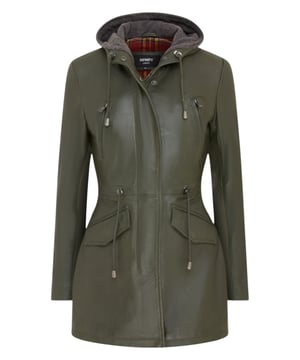 Experimente la sofisticación y la calidez con esta elegante chaqueta de invierno. Su diseño exterior irradia un encanto refinado, ideal para quienes buscan elegancia en climas fríos. En el interior, un acogedor forro con patrón de cuadros garantiza calidez y comodidad, complementado con una cinturilla para mayor calidez. La cremallera frontal está oculta bajo una bragueta abotonada, lo que contribuye a una estética limpia y pulida. Características destacadas del diseño: Confeccionada con 100% cuero napa ultra suave de primera calidad para una calidad y comodidad excepcionales. Equipada con un cierre de cremallera YKK oculto y una capucha ajustable para una mayor protección contra los elementos. Cuenta con cuatro bolsillos exteriores con herrajes ocultos, manteniendo la apariencia limpia de la chaqueta. Un motivo de cordón en la parte delantera de la chaqueta agrega un toque de estilo y versatilidad. Esta chaqueta combina a la perfección estilo y funcionalidad, lo que la convierte en una excelente opción para quienes priorizan tanto la sofisticación como la calidez en su atuendo de invierno. Realza tu guardarropa de invierno con esta pieza excepcional.