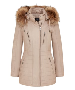 Mejora tu guardarropa invernal con nuestra parka de cuero para mujer de corte entallado, la opción perfecta para mantenerte abrigada y con estilo en climas fríos. Confeccionada con 100 % cuero napa ultrasuave de primera calidad, esta chaqueta ofrece una sensación lujosa y cómoda. Esto es lo que la distingue: Capucha desmontable con forro de piel: La chaqueta cuenta con una capucha desmontable con forro de piel, que proporciona calidez y un aspecto exuberante que añade un toque de sofisticación a tu atuendo invernal. Bolsillos funcionales con cremallera: Cuatro bolsillos con cremallera en la parte delantera de la chaqueta, con pestaña para una fácil apertura, ofrecen un almacenamiento seguro y práctico para tus objetos esenciales. Lujosos detalles acolchados: Los detalles acolchados en las mangas y la cintura añaden un toque de lujo y textura al diseño de la chaqueta, realzando su atractivo visual. Cuello alto: El cuello alto, abrochado con botones a presión, no solo te mantiene abrigada, sino que también añade un elemento chic y elegante al look general. Puños con cremallera: Los puños con cremallera proporcionan mayor ajuste y estilo, lo que te permite personalizar el largo de las mangas según tus preferencias. Esta chaqueta parka de cuero para mujer combina moda, funcionalidad y calidad superior, lo que la convierte en un complemento imprescindible para tu guardarropa de invierno para un aspecto elegante y acogedor.