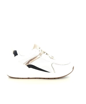 
De Comforta 48155W is een stijlvolle en comfortabele sneaker voor dames, vervaardigd uit hoogwaardig synthetisch materiaal. De witte basis met kleurrijke accenten geeft deze sneaker een frisse en veelzijdige uitstraling, perfect voor diverse gelegenheden. Dankzij de handige ritssluiting trek je de schoen moeiteloos aan en uit, terwijl de stevige zool zorgt voor optimaal loopcomfort gedurende de hele dag.Over Comforta:Comforta is al meer dan 70 jaar een begrip in de wereld van schoenen en schoenverzorging. Het Nederlandse merk staat bekend om zijn betrouwbare kwaliteit en innovatieve ontwerpen, waarbij comfort en stijl hand in hand gaan. Met een uitgebreid netwerk van leveranciers en een toegewijd designteam levert Comforta producten die voldoen aan de hoogste standaarden. 