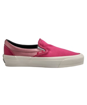 Vans Lx Slip-On Reissue 98 Turnschuhe

 Der LX Slip-On Reissue 98 interpretiert eine Markenikone mit einem gehobeneren Ansatz und markanten Details neu. Dieses Modell behält den Slip-On-Komfort des klassischen Slip-Ons bei, verfügt aber über hochwertige Oberflächen und ein markantes strukturiertes Obermaterial, das auf den ersten Blick auffällt.

 Details:
 - Obermaterial aus Satintextil.
 - Stretcheinsätze für eine einfache Passform.
 - Gepolsterter Kragen für zusätzlichen Komfort.
 - Verstärkte Ferse mit synthetischem Finish.
 - Seitenetikett mit Vans-Logo.
 - Waffelsohle für hervorragenden Halt.
 - Vulkanisierte Konstruktion.

 Vans Sneaker sind viel mehr als nur Schuhe: Sie repräsentieren eine Haltung, einen urbanen und rebellischen Lebensstil. Ob in der klassischen Old Skool-Silhouette, dem ikonischen Slip-On oder modernen Kollaborationen mit Künstlern und Marken – Vans bleibt ein Symbol für Authentizität, Kreativität und alternative Kultur.
 Komposition: Außenmaterial: Canvas; Innenmaterial: Textil; Sohle: Synthetik
 Pflege:
Mit einer weichen Bürste und neutraler Seife reinigen.
 Vermeiden Sie Maschinenwäsche.
 An der Luft trocknen lassen, vor direkter Sonneneinstrahlung schützen.