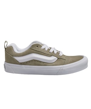 Zapatillas Vans Knu Skool

Las zapatillas Knu Skool, caracterizadas por su lengüeta acolchada, banda lateral Sidestripe tridimensional, y cordones gruesos y de gran tamaño, son toda una reinterpretación contemporánea de un modelo clásico de los 90. Dotado de una silueta cuanto menos provocadora, así como de toda una serie de sorprendentes detalles, el modelo Knu Skool reinventa el modelo Old School original mediante la combinación de algunas de las características más emblemáticas de este modelo del pasado con las tendencias actuales.

Detalles:
- Modelo de caña baja de los 90 reeditado.
- Cuello y lengüeta acolchados.
- Banda lateral Sidestripe™ moldeada en 3D.
- Parte superior de ante y textil.
- Etiqueta tejida en la lengüeta. 
- Distintiva suela waffle de caucho.
- Cordones planos gruesos.

Las zapatillas Vans son mucho más que un calzado: representan una actitud, un estilo de vida urbano y rebelde. Ya sea en su clásica silueta Old Skool, en las icónicas Slip-On o en las modernas colaboraciones con artistas y marcas, Vans sigue siendo un símbolo de autenticidad, creatividad y cultura alternativa.
 Composición: Exterior: Ante; Interior: Textil; Suela: Sintético
 Cuidados:
Limpiar con un cepillo suave y jabón neutro.
Evitar lavar en máquina.
Secar al aire, lejos del sol directo.