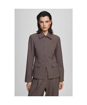 
Kleur: slate black mel <br>
Materiaal: 50% Recycled Polyester, 30% Viscose, 14% Polyester & 6% Elastane