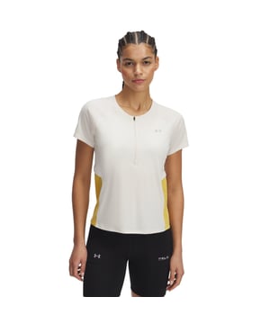 Een hardloopshirt dat speciaal is ontworpen voor de gevaren van het parcours. Licht, ultra-duurzaam, stretchy, sneldrogend en met een rits aan de voorkant voor snelle ventilatie. Geen trail is te zwaar. Lichtgewicht stretchy gebreide stof met UPF 40 bescherming aan de voorkant voor de hele dag comfort op de trails;Geperforeerde stretch-geweven stof aan de achterkant en zijkanten voor extra duurzaamheid en ademend vermogen;Materiaal voert zweet af en droogt heel snel;Overlapte ventilatie bij de oksels, geperforeerde zijpanelen en ½ rits aan de voorkant voor meer luchtstroom;Interieur bungee lus op kraag voor gemakkelijk ophangen;Raglan mouwen