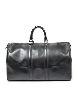 Louis Vuitton Bolsos Keepall 45 Bolsa de viaje en Negro Piel de becerro y Latón dorado hardware. El producto esta en Muy Buenas Condiciones (AB).
  Dimensiones: 48x28x20 cm 
  Accesorios incluidos: Luggage Tag; Handle Strap
  Notas de Exterior: Cuero arrugado, Ligeras marcas de suciedad
Notas de Interior: Olor a cigarrillo, Ligeras marcas de suciedad
  BrandCo Paris encuentra artículos raros y en las mejores condiciones a precios increíbles. ¡Vale la pena tener paciencia! Compra con confianza: todos los artículos de BrandCo Paris son seleccionados y autenticados cuidadosamente por nuestro equipo de expertos.
  Todos los artículos vienen con un certificado de autenticidad y un embalaje entregado por BrandCo Paris.
  Tabla de clasificación de la condición del artículo
  N (como nuevo)
  AA (perfecto estado)
  A (excelente estado)
  AB (muy buen estado)
  B (bueno/regular)