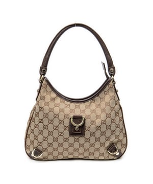 Gucci Taschen Small Abbey D-Ring Hobo  Umhängetasche und Beige/Braun Leinwand und Gold hardware. Das Produkt ist auf in ausgezeichnetem Zustand (A).
  Abmessungen: 30x25x4.5 cm 
  Zubehör inklusive: None
  Äußere Hinweise: Leicht abgenutzter Reißverschluss
  BrandCo Paris hat seltene Artikel und die besten Konditionen zu unglaublichen Preisen vorgestellt. Geduld lohnt sich! Kaufen Sie mit Vertrauen: Alle Artikel von BrandCo Paris sind von unserem Expertenteam ausgewählt und authentisch.
  Alle Artikel enthalten ein Echtheitszertifikat und wurden von BrandCo Paris übernommen.
  Tabelle zur Klassifizierung des Artikelzustands
  N (wie neu)
  AA (perfekter Zustand)
  A (ausgezeichneter Zustand)
  AB (sehr guter Zustand)
  B (gut/mittelmäßig)