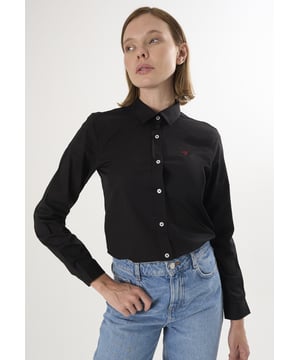 Das Basic Long Sleeve Shirt ist ein vielseitiges Must-have für Ihre Garderobe, das sich perfekt für den mühelosen Alltag eignet. Es ist aus leichtem, atmungsaktivem Baumwollstoff gefertigt und bietet einen cleanen, minimalistischen Look mit einer bequemen Passform, die zu jedem Anlass passt. Mit seiner Knopfleiste vorne und dem klassischen Kragen lässt sich dieses Hemd leicht von einem lässigen zu einem smart-casual Look stylen. Tragen Sie es in die Hose gesteckt für einen eleganten Look oder locker über der Hose für einen entspannten Look – ein zeitloses Teil, das zu allem passt, von Jeans bis Chinos.