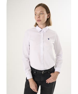 Das Basic Long Sleeve Shirt ist ein vielseitiges Must-have für Ihre Garderobe, das sich perfekt für den mühelosen Alltag eignet. Es ist aus leichtem, atmungsaktivem Baumwollstoff gefertigt und bietet einen cleanen, minimalistischen Look mit einer bequemen Passform, die zu jedem Anlass passt. Mit seiner Knopfleiste vorne und dem klassischen Kragen lässt sich dieses Hemd leicht von einem lässigen zu einem smart-casual Look stylen. Tragen Sie es in die Hose gesteckt für einen eleganten Look oder locker über der Hose für einen entspannten Look – ein zeitloses Teil, das zu allem passt, von Jeans bis Chinos.