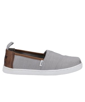 The Toms Alpargata shoes bring the classic Alpargata style to kids, offering comfort and effortless wear. With textile uppers, they feature elastic gore for a snug fit, a soft canvas footbed. Perfect for everyday adventures, these shoes combine playful style with practical comfort for little feet.
  Textile upper
  Elastic gore for easy fit
  Canvas footbed
 Toms branding