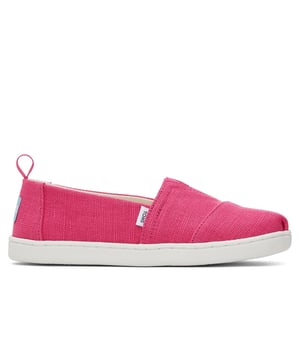 Bring timeless style and everyday comfort to little feet with our classic Alpargata, now designed just for kids. These shoes feature soft textile uppers and a flexible canvas footbed, ensuring all-day ease and comfort. The elastic gore makes slipping them on a breeze, while the non-removable insole provides a secure, reliable fit. Perfect for playtime, school, or casual outings, these Alpargatas combine simplicity and style in every step.
- Textile / Canvas upper
- Slip on design
- Intricate stitch detailing
- Heel pull tab
- Durable outsole
- Toms branding