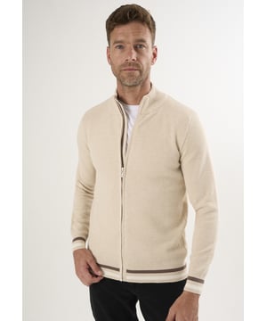 Der Felix Hardy Cardigan für Herren mit durchgehendem Reißverschluss ist ein vielseitiges Kleidungsstück, das für modernen Komfort und Stil entwickelt wurde. Mit einem eleganten, durchgehenden Reißverschluss und einer klaren, strukturierten Silhouette lässt sich diese Strickjacke bei jeder Gelegenheit leicht überziehen. Rippbündchen an Ärmeln und Saum sorgen für einen sicheren Sitz, während das minimalistische Design eine mühelose Kombination sowohl mit legeren als auch mit lässigen Looks ermöglicht. Perfekt für die Übergangszeit oder für den Alltag - diese Strickjacke ist zeitlos schön und praktisch.
