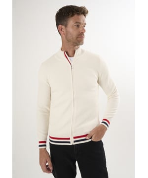Der Felix Hardy Cardigan für Herren mit durchgehendem Reißverschluss ist ein vielseitiges Kleidungsstück, das für modernen Komfort und Stil entwickelt wurde. Mit einem eleganten, durchgehenden Reißverschluss und einer klaren, strukturierten Silhouette lässt sich diese Strickjacke bei jeder Gelegenheit leicht überziehen. Rippbündchen an Ärmeln und Saum sorgen für einen sicheren Sitz, während das minimalistische Design eine mühelose Kombination sowohl mit legeren als auch mit lässigen Looks ermöglicht. Perfekt für die Übergangszeit oder für den Alltag - diese Strickjacke ist zeitlos schön und praktisch.