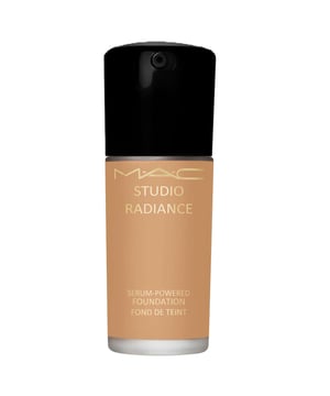 Entdecken Sie die perfekte Mischung aus Hautpflege und Make-up mit der M.A.C Studio Radiance Serum-unterstützten Foundation in der Farbnuance NC37. Diese leichte Formel, angereichert mit Hyaluronsäure, bietet aufbaubare Deckkraft und verstärkt die natürliche Ausstrahlung Ihrer Haut. Genießen Sie einen glatten, gleichmäßigen Teint, der bis zu 24 Stunden hält und Ihre Haut mit Feuchtigkeit versorgt und zum Strahlen bringt. Ideal für Frauen, die ein makelloses Finish suchen, tragen Sie einfach 1-2 Pumpstöße auf Ihre Fingerspitzen auf und massieren Sie sie sanft in Ihr Gesicht ein für einen frischen, strahlenden Look.