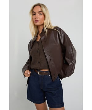 Wrap up in the latest coats and jackets and get out-there with your outerwearBreathe life into your new season layering with the latest coats and jackets from boohoo. Supersize your silhouette in a padded jacket, stick to sporty styling with a bomber, or protect yourself from the elements in a plastic raincoat. For a more luxe layering piece, faux fur coats come in fondant shades and longline duster coats give your look an androgynous edge.