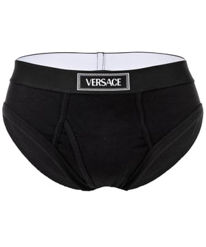 Gerippte Herren Slips der Marke VERSACE. Hochwertige Unterhosen aus elastischem Baumwoll-Jersey. Webgummibund mit eingearbeitetem Logo-Schriftzug.