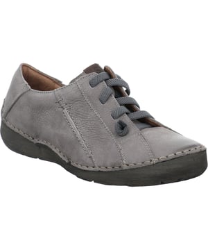 Diesen Herbst bist Du gut beraten mit diesem grauen Halbschuh für Damen - Fergey 87. Diesen Halbschuh fertigen wir aus geschmeidigem Nubuk-Leder. Der elastischen Einsatz ermöglicht einen guten Halt und einen einfachen Einstieg in den Schuh. Die herausnehmbare Sohle kannst Du ohne Probleme wechseln. Die präzise Handnaht überzeugt qualitativ. Weite G ist für den normalen Fuß optimal geeignet. Genieße Deine Freiheit mit unserem alltagstauglichen Begleiter.