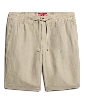 Basic Leinenshorts für Herren von der Marke Superdry. Kurze Hose mit bequemen Bund und Kordelzug. Zwei seitliche Einschubtaschen.
