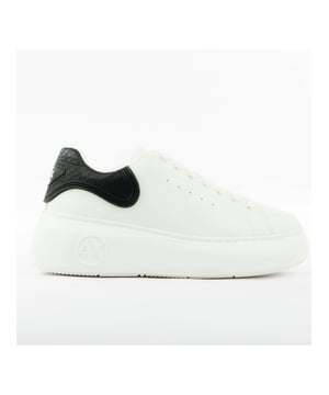 Basket Armani Exchange Signature AX Femme Blanc Synthétique. Authentique Chaussure de la marque Armani Exchange - design streetwear/sportswear de Armani Exchange - Armani Exchange pour Femme fashion, parfait pour la vie de tous les jours - Basket Armani Exchange de couleur Blanc s'associe parfaitement avec le reste de votre dressing - matiere Synthétique confortable -  Lacets classic - Signature AX - Synthétique