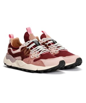 Die Quintessentially Flower Mountain Yamano 3 ist ein auffälliges, eklektisches urbanes Design, das aus japanischem Nylonstoff und einer Oberseite aus Wildleder gefertigt ist und leichte Stärke sowie Atmungsaktivität bietet. Mit einer natürlichen antibakteriellen Korkeinlegesohle für Frische und einer ultraleichten Gummisohle.