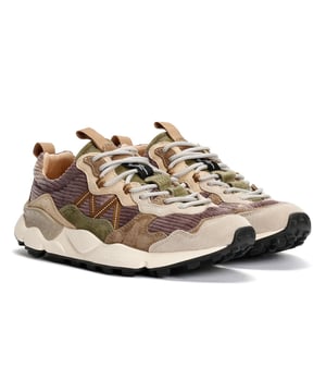 Stilvolle, langlebige Sneaker aus einem Ripstop-Nylon-Gewebe und einem Obermaterial aus Wildleder, die leichte Stärke und Atmungsaktivität bieten. Mit einer Futter aus Stoff und Leder, einer natürlichen antibakteriellen Korkeinlegesohle für Frische und einer ultraleichten Gummisohle.
