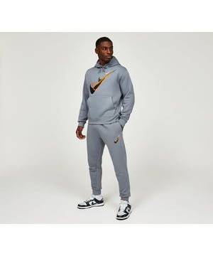 A throw-on-and-go overhead hoodie with an adjustable, cotton-lined drawstring hood. Designed with ribbed cuffs and hem on both hoodie and joggers, it makes the perfect street-ready layering piece. Crafted from midweight brushed fleece, it’s soft on the inside and smooth on the outside, keeping you cosy while maintaining a structured fit. Finished with bold contrast Swoosh graphics across the chest, the left leg of the joggers, and a smaller Swoosh on the back of the hood.