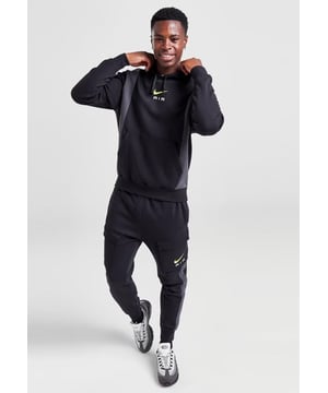 The Nike Air Black Neon Tracksuit combines comfort and standout style. Made from soft, breathable fleece, the hoodie features an overhead design, adjustable hood, ribbed cuffs, kangaroo pocket, and bold Nike Air branding. The matching joggers offer a tapered fit with convenient pockets and cosy brushed fleece that keeps its shape. Finished with neon accents and throwback details, this set delivers a fresh, sporty look for everyday wear.