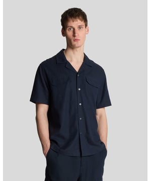 Verhoog je garderobe met het Linnenmix Revere Shirt, een verfijnde toevoeging aan onze high summer collectie. Gemaakt van een delicate mix van 44% linnen, 32% viscose en 24% katoen, belichaamt dit shirt in een ontspannen pasvorm verfijning en comfort. 
- Samenstelling: 44% Linnen, 32% Viscose, 24% Katoen 
- Pasvorm: Ontspannen 
- Subtiele logo-branding aan de zijkant voor een kenmerkende detail 
- Veelzijdig voor casual of semi-formele gelegenheden 
Dit verfijnde stuk is een essentieel onderdeel van het lentemode-repertoire van de moderne gentleman.